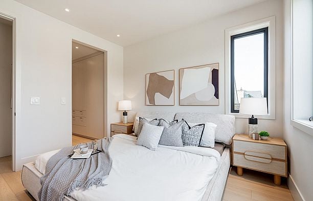 1 372 E 37th Avenue Main