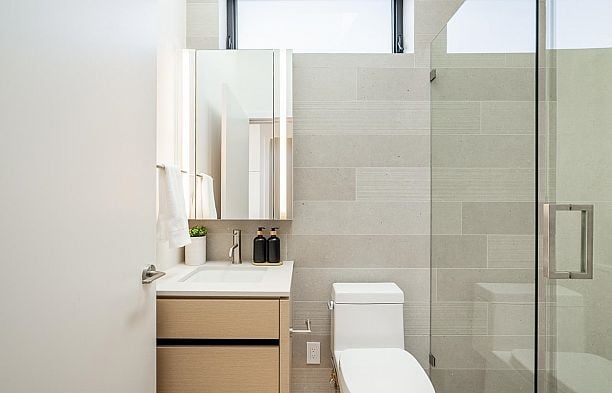 2 372 E 37th Avenue Main