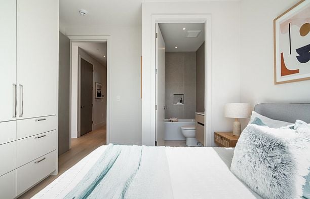 2 372 E 37th Avenue Main