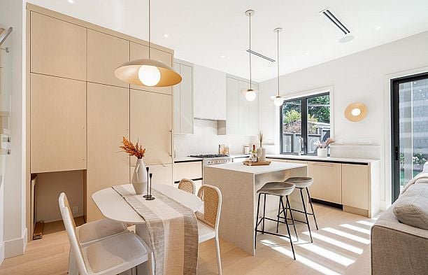 2 372 E 37th Avenue Main