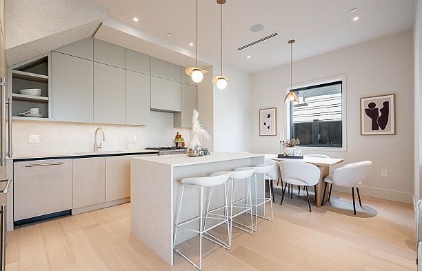 1 372 E 37th Avenue Main