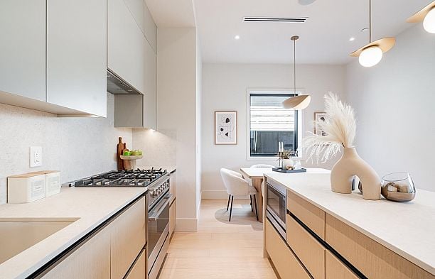 1 372 E 37th Avenue Main