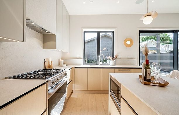 2 372 E 37th Avenue Main