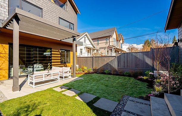 2 372 E 37th Avenue Main