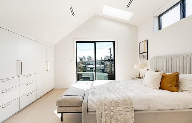 2 372 E 37th Avenue Main