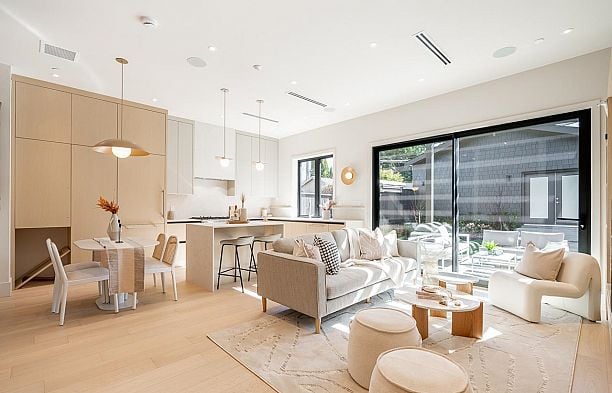 2 372 E 37th Avenue Main