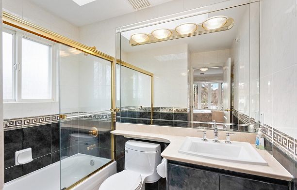 1088 W 42nd Avenue South Granville