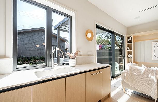 2 372 E 37th Avenue Main