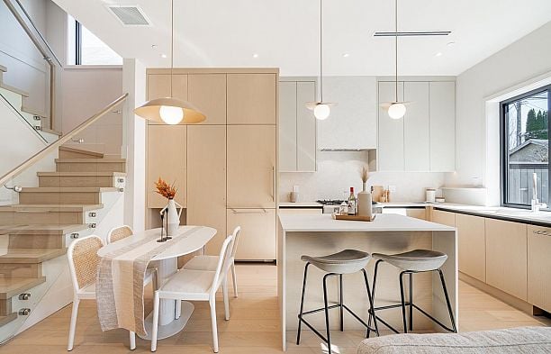 2 372 E 37th Avenue Main