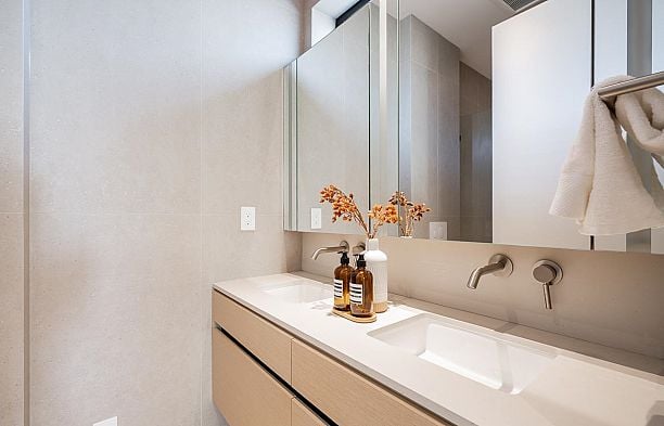 1 372 E 37th Avenue Main