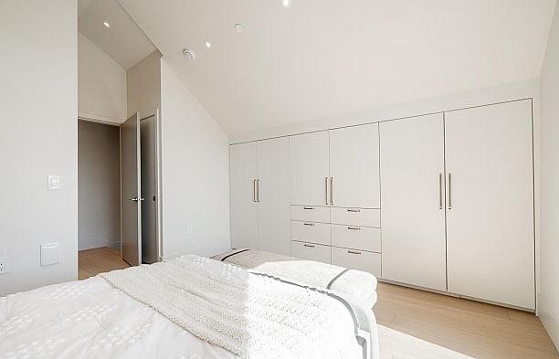 2 372 E 37th Avenue Main