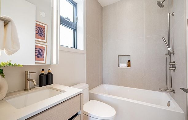 1 372 E 37th Avenue Main