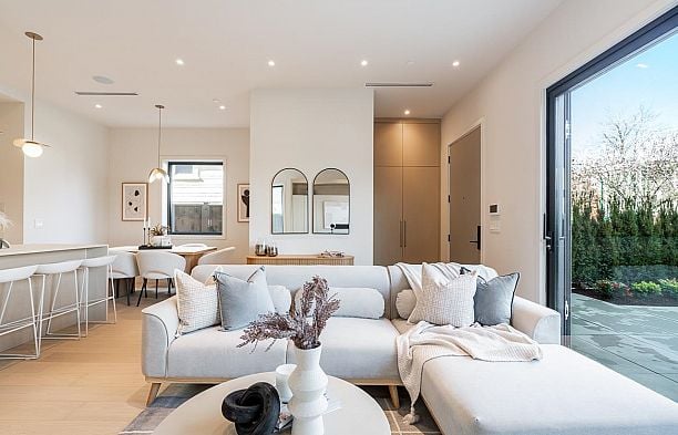 1 372 E 37th Avenue Main