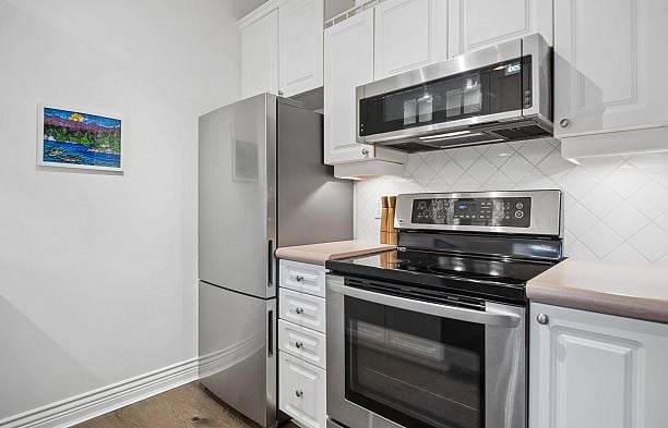 978 W 16th Avenue Cambie