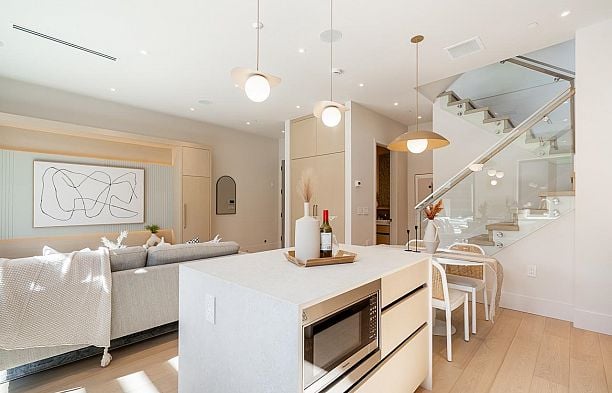 2 372 E 37th Avenue Main