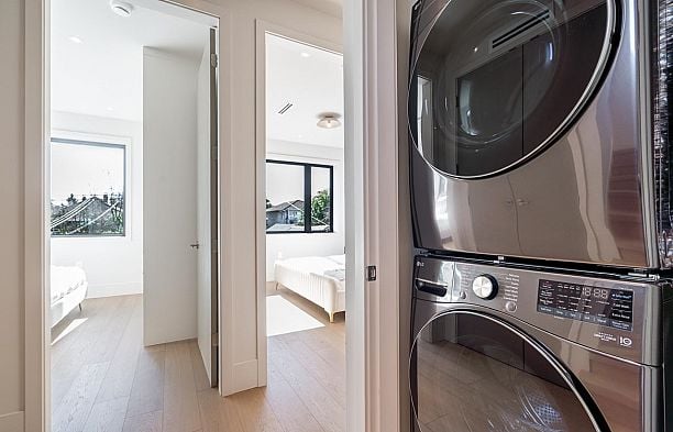 2 372 E 37th Avenue Main