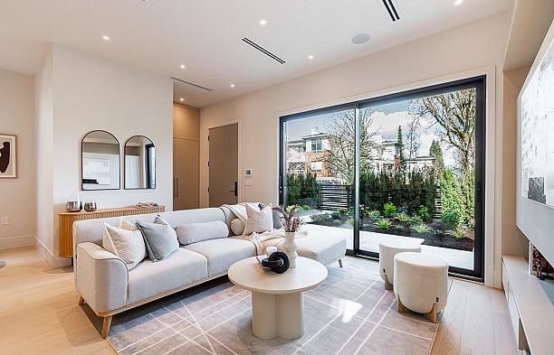 1 372 E 37th Avenue Main