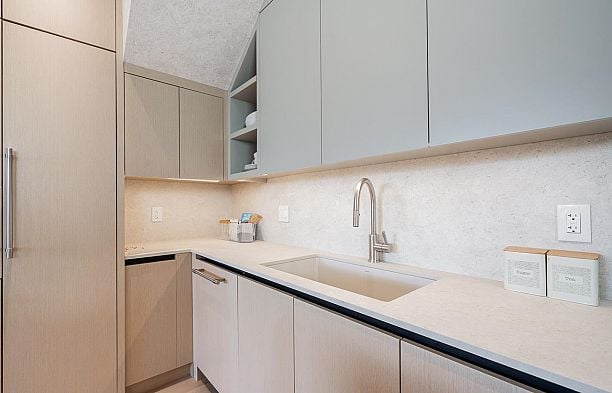 1 372 E 37th Avenue Main