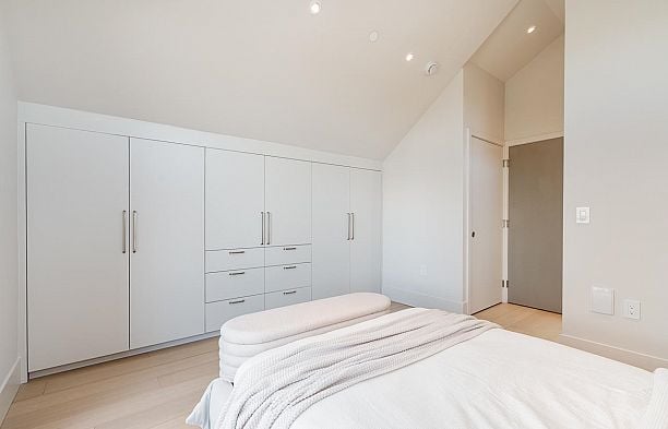 1 372 E 37th Avenue Main