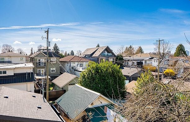 2 372 E 37th Avenue Main