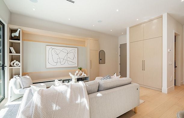 2 372 E 37th Avenue Main