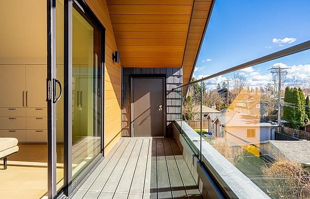 2 372 E 37th Avenue Main