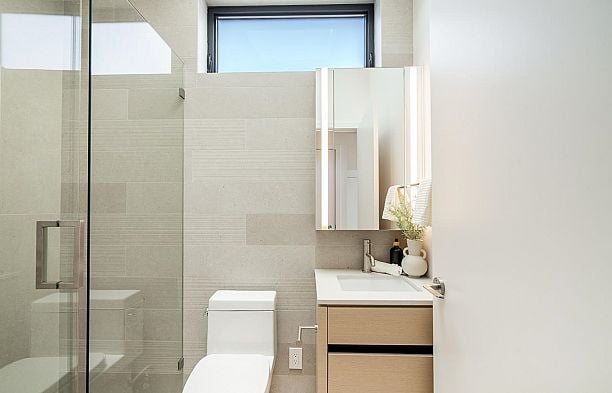 1 372 E 37th Avenue Main