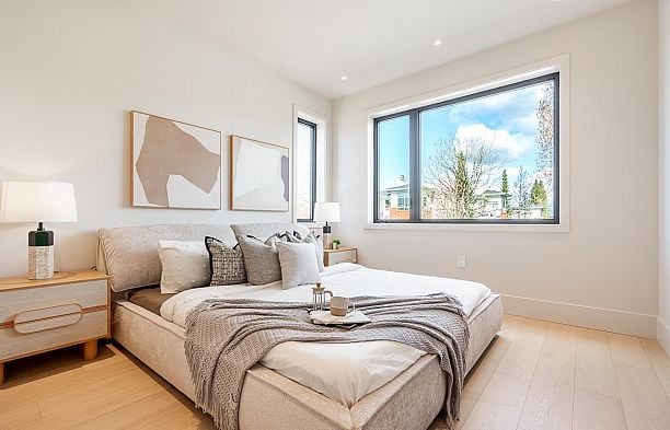 1 372 E 37th Avenue Main