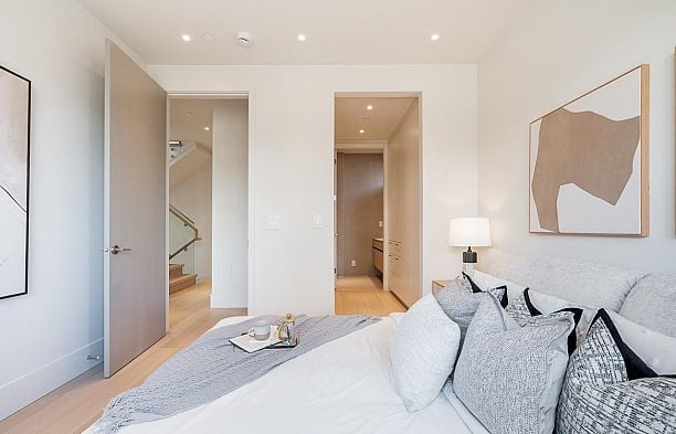 1 372 E 37th Avenue Main