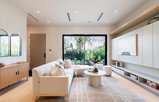 1 372 E 37th Avenue Main