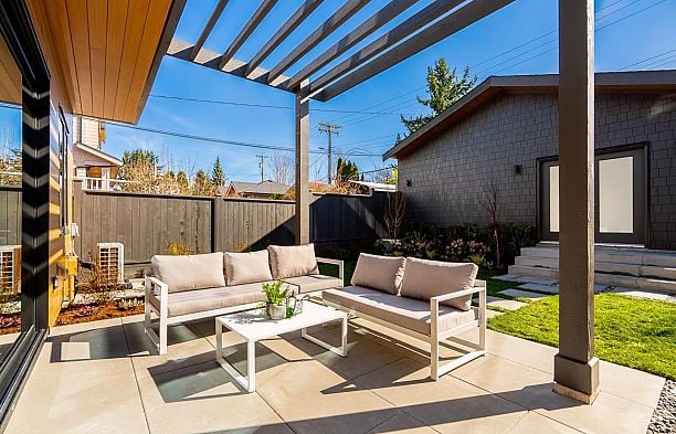 2 372 E 37th Avenue Main