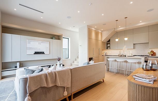 1 372 E 37th Avenue Main