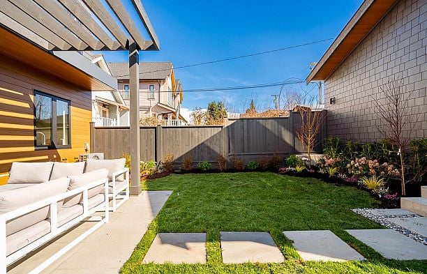 2 372 E 37th Avenue Main