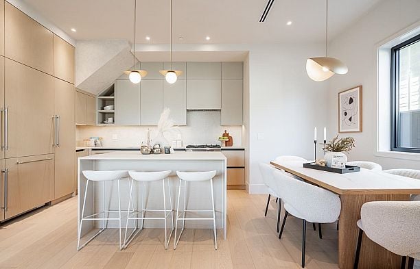 1 372 E 37th Avenue Main