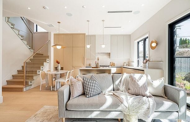 2 372 E 37th Avenue Main