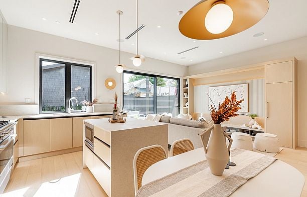 2 372 E 37th Avenue Main