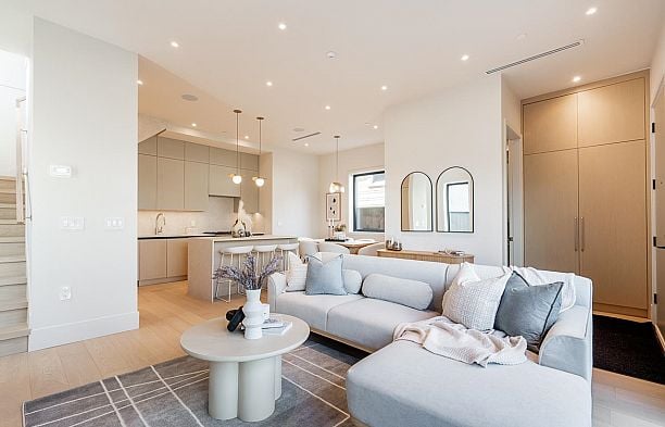 1 372 E 37th Avenue Main