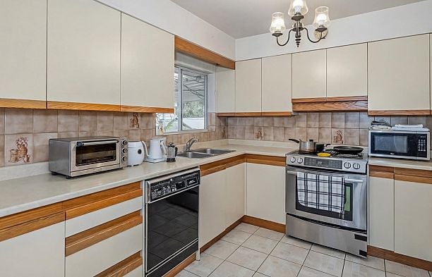 5433 Ash Street Cambie