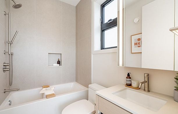 2 372 E 37th Avenue Main