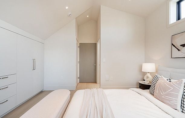 1 372 E 37th Avenue Main