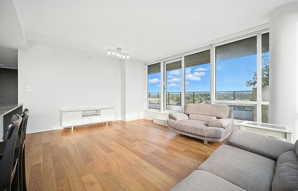 1502 8588 Cornish Street S.W. Marine