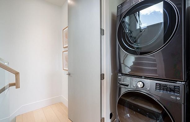 1 372 E 37th Avenue Main