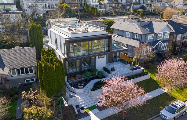 3489 Puget Drive Arbutus