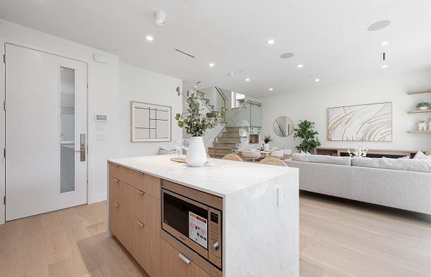 2 2750 W 19th Avenue Arbutus