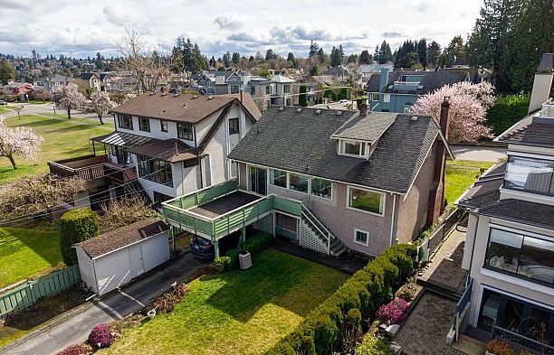 2715 W 31st Avenue MacKenzie Heights