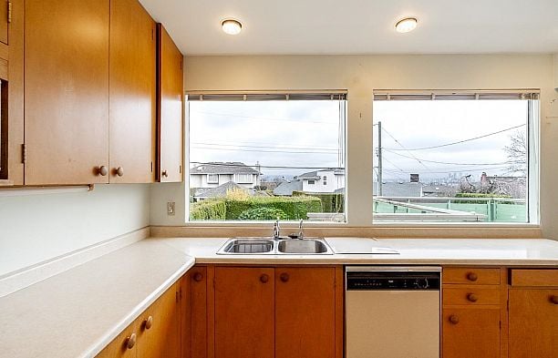 2715 W 31st Avenue MacKenzie Heights