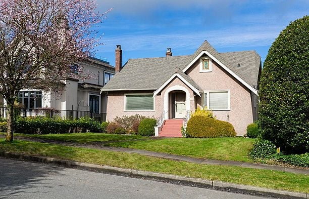 2715 W 31st Avenue MacKenzie Heights