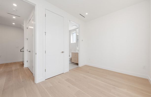 2 2750 W 19th Avenue Arbutus