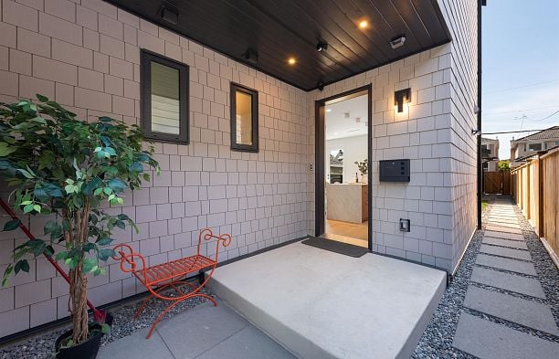 2 2750 W 19th Avenue Arbutus