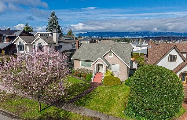 2715 W 31st Avenue MacKenzie Heights